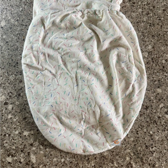 Ergobaby Swaddle Wrap, Original Swaddler, Cupcake - Swacupcake - Picture 3 of 16
